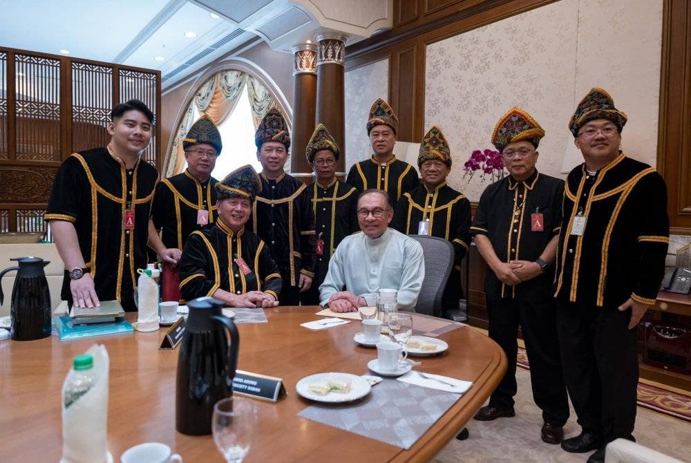 Anwar menerima kunjungan daripada KSS diketuai Marcel Leiking bersama lapan ahli jawatankuasa persatuan itu hari ini. Foto Facebook Anwar Ibrahim