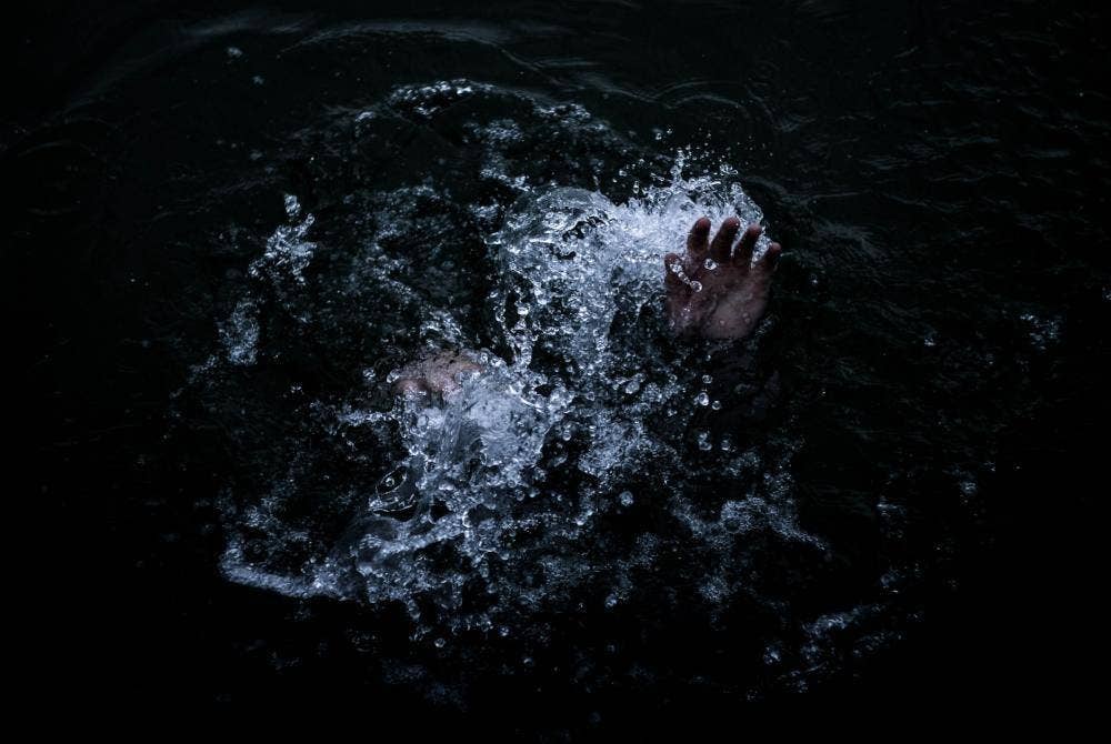 Seorang kanak-kanak perempuan dikhuatiri lemas selepas hanyut ketika menyeberang sungai bersama bapanya. Foto hiasan