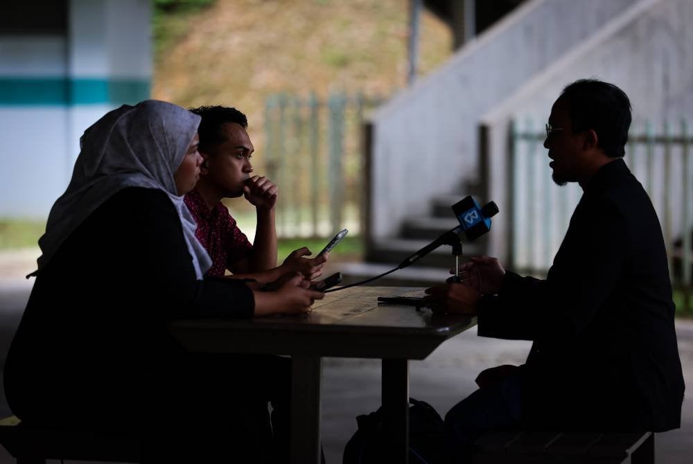 Bekas anggota GISBH yang dikenali sebagai Latif (bukan nama sebenar) (kanan) ketika ditemu bual oleh wartawan Bernama. Foto Bernama