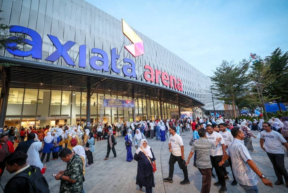 Orang ramai yang hadir bagi menyertai Himpunan Gerakan Rakyat yang diadakan untuk memperingati detik bermulanya gerakan reformasi 26 tahun lalu di Stadium Axiata Arena hari ini. Foto Bernama