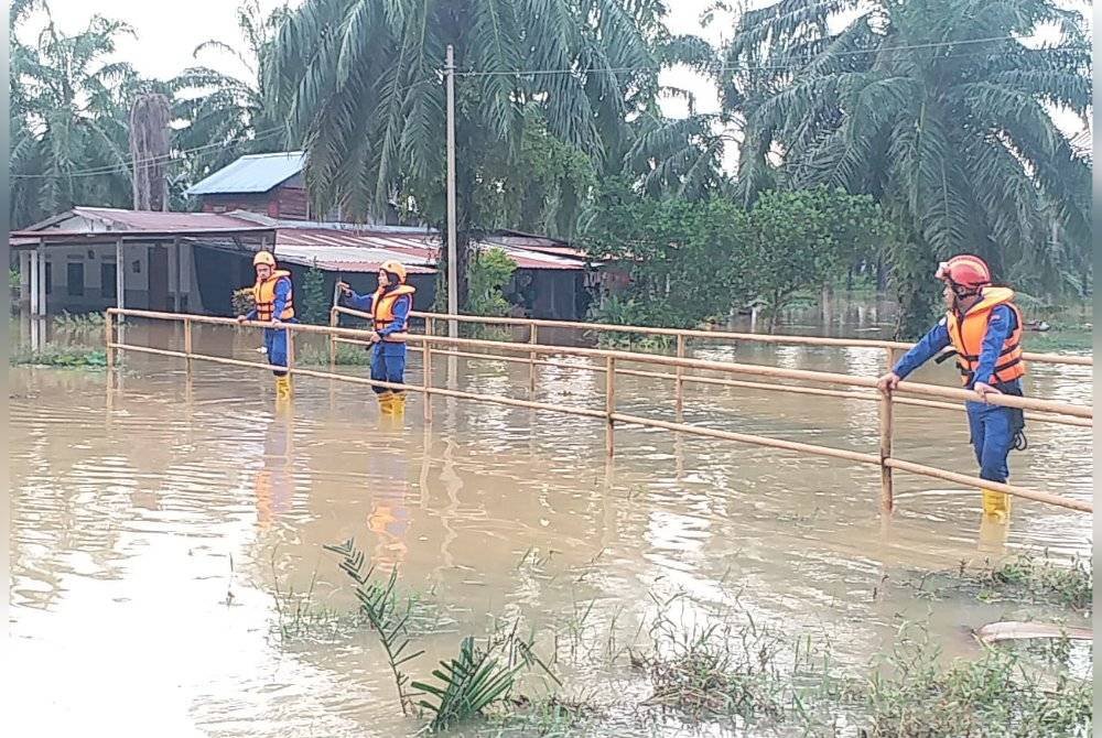 Paras air banjir di Kampung Raja dan Kampung Besar dalam Mukim Bagan Samak, Bandar Baharu masih sama setakat petang Jumaat. Foto APM Bandar Baharu