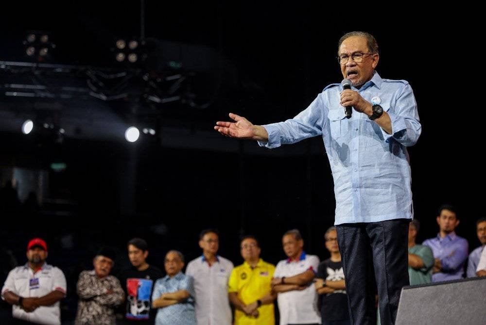 Anwar berucap pada Himpunan Keadilan yang diadakan untuk memperingati detik bermulanya gerakan reformasi 26 tahun lalu, di Stadium Axiata Arena hari ini. Foto Bernama