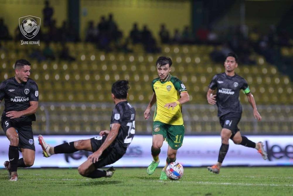 Pemain sayap KDA FC, Sukhrob Nurulloev (dua kanan) cuba dihalang oleh pertahanan Sri Pahang FC pada aksi Liga Super di Stadium Darul Aman pada malam Jumaat. Foto KDA FC