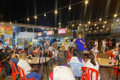 Ahmad Maslan ketika berucap di Ceramah Kelompok Perpaduan di Kluang pada Khamis.