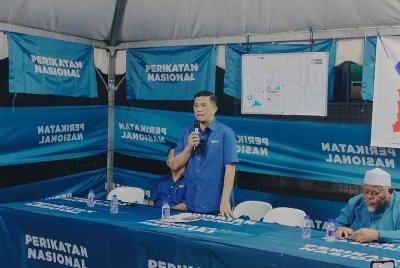 Azmin ketika berucap dalam ceramah kelompok di Pusat Daerah Mengundi (PDM) Mesjid Lama, Kampung Melayu di Kluang malam Khamis.