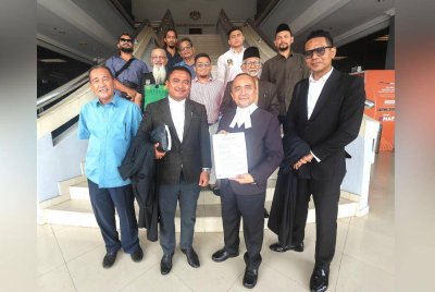 Hanif (dua dari kanan) bersama barisan peguam dan kumpulan Datuk Perba.