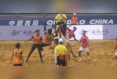 Shahrain Zameer (tiga dari kiri) merejam bola sambil cuba ditampan pemain India dalam aksi Kumpulan B Kejohanan Sepak Takraw Pantai Asia di China pada Jumaat.