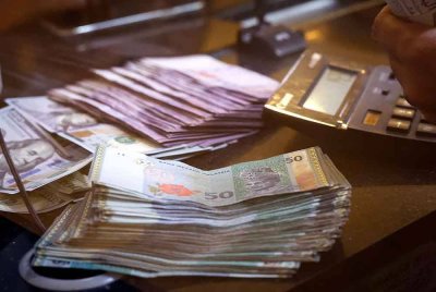 Pada 6 petang, mata wang tempatan itu meningkat kepada 4.2005/2070 berbanding dolar AS daripada 4.2025/2105 ketika ditutup pada Khamis. Foto hiasan