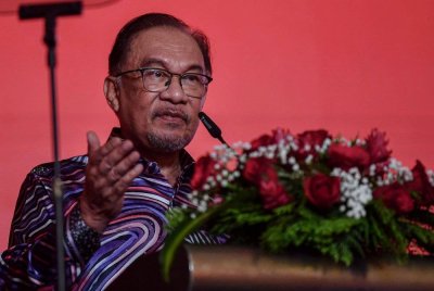 Anwar berucap pada Majlis Sambutan Ulang Tahun ke-140 HSBC Bank Malaysia di sebuah hotel hari ini. Foto Bernama