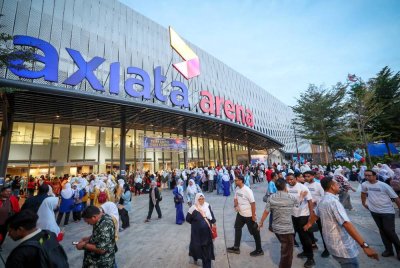 Orang ramai yang hadir bagi menyertai Himpunan Gerakan Rakyat yang diadakan untuk memperingati detik bermulanya gerakan reformasi 26 tahun lalu di Stadium Axiata Arena hari ini. Foto Bernama