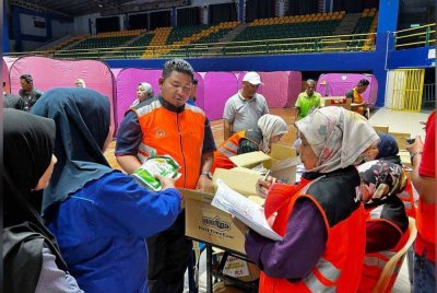 PPS Stadium Sultan Abdul Halim di Alor Setar dibuka pada petang Khamis bagi menempatkan mangsa banjir di kawasan sekitar. Foto JKM Kedah