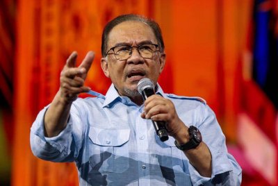 Anwar berucap pada Himpunan Keadilan yang diadakan untuk memperingati detik bermulanya gerakan reformasi 26 tahun lalu, di Stadium Axiata Arena hari ini. Foto Bernama