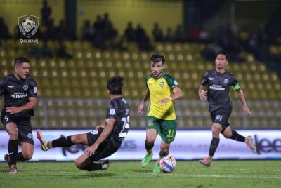 Pemain sayap KDA FC, Sukhrob Nurulloev (dua kanan) cuba dihalang oleh pertahanan Sri Pahang FC pada aksi Liga Super di Stadium Darul Aman pada malam Jumaat. Foto KDA FC