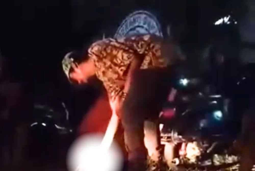 Gara-gara pertikaman lidah seorang lelaki dipukul sehingga matanya dicungkil dalam satu kejadian yang berlaku di Kabupaten Bogor, Jawa Barat pada Sabtu lalu.