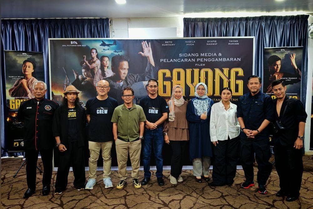 Individu-individu penting di sebalik pembikinan Gayong termasuk pengarah, Faizal Ishak (empat dari kiri), Penerbit Eksekutif, Khairul Anuar Latip (lima dari kiri) dan barisan pelakon Syafie, Beto serta Nabila Huda.