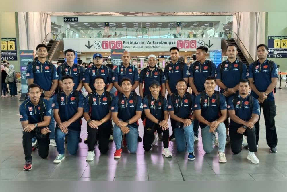 Nik Safuan Ismade bersama pemain-pemain Bunga Raya 7s yang menggalas cabaran Malaysia dalam Siri Kedua Kejuaraan Ragbi Asia 7s Hangzhou 2024 di China.