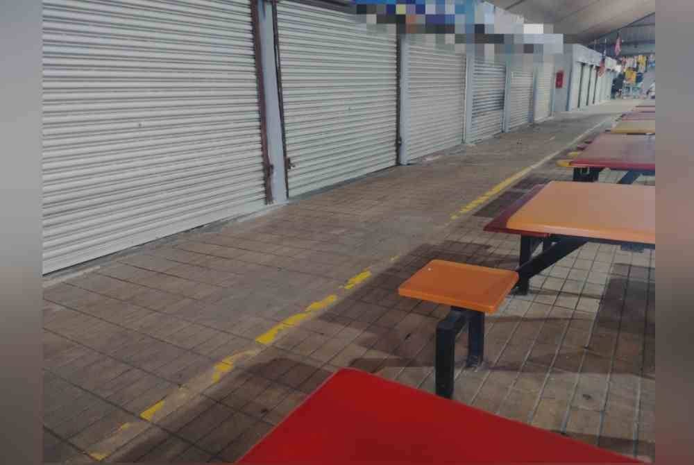 Keadaan kedai di aras satu Terminal Bas Kluang yang lengang.