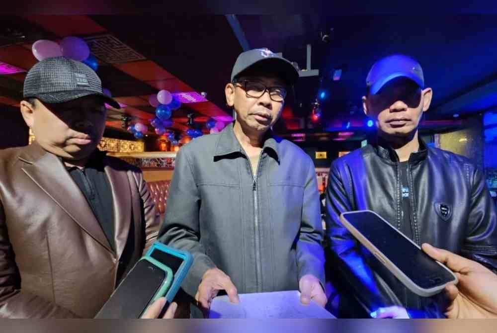 Embok Taha (tengah) ketika sidang akhbar selepas operasi berkenaan pada Sabtu.