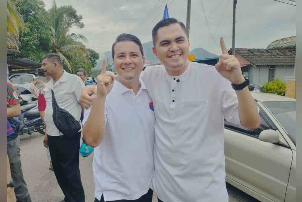 Muhamad Akmal (kanan) bersama calon BN, Syed Hussien di Taman Ilham pada Sabtu.