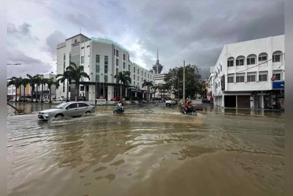 Perdana Menteri, Anwar Ibrahim mengumumkan peruntukan tambahan RM13 juta untuk Kedah berikutan banjir buruk di negeri itu.Gambar fail Bernama