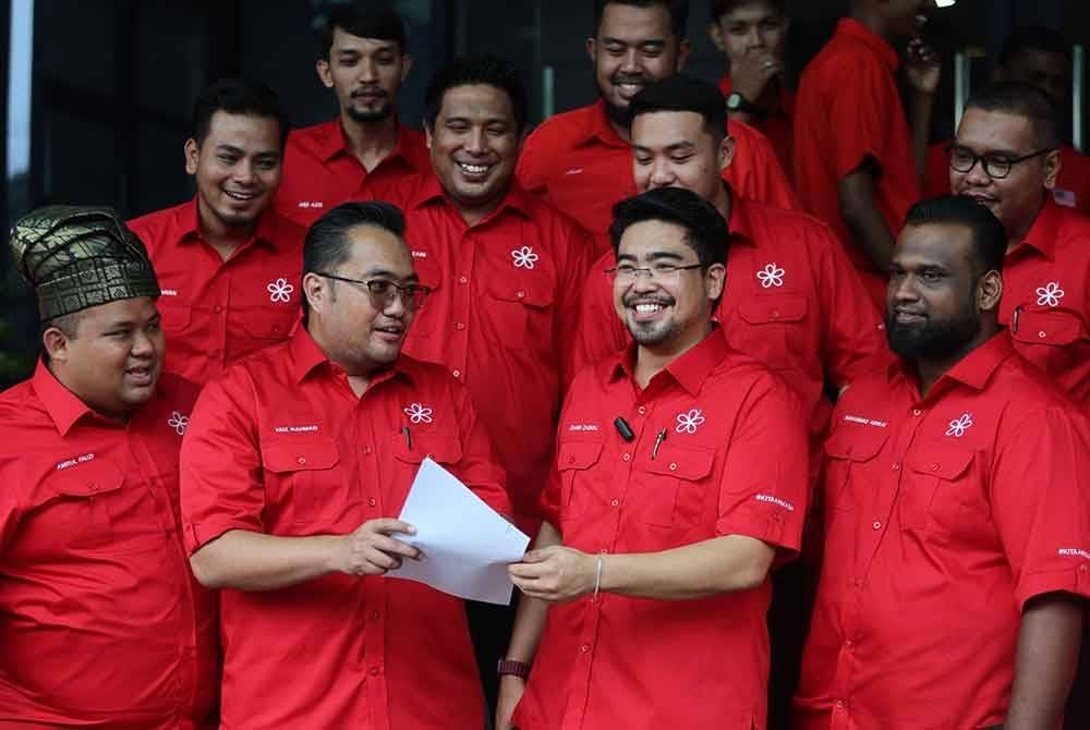 Zahin (dua dari kanan) dan Faiz (dua dari kiri) ketika ditemui media selepas sesi penyerahan borang di sini pada Sabtu.