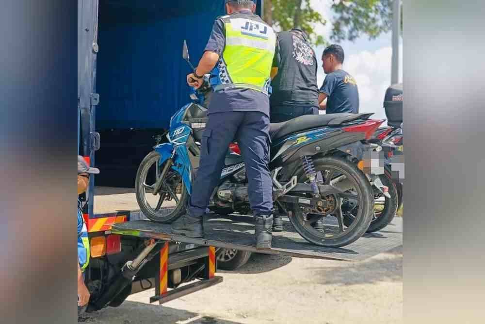 Motosikal yang ditahan disita untuk tindakan selanjutnya dalam Operasi Khas Pemandu Warga Asing sekitar Sungai Buloh pada Jumaat.