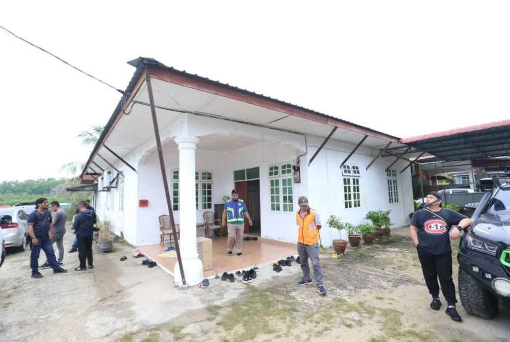 Polis Kelantan melakukan serbuan di kediaman keluarga CEO GISBH menerusi Op Global di Kampung Panji, Kota Bharu pada Sabtu.