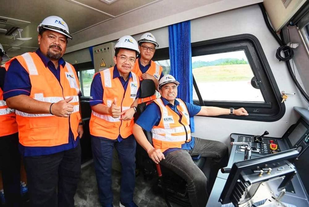 Shamsul (duduk) ketika menaiki salah satu Heavy Duty Rail Vehicles dalam lawatan kerjanya.
Pix kredit FB Shamsul Azri