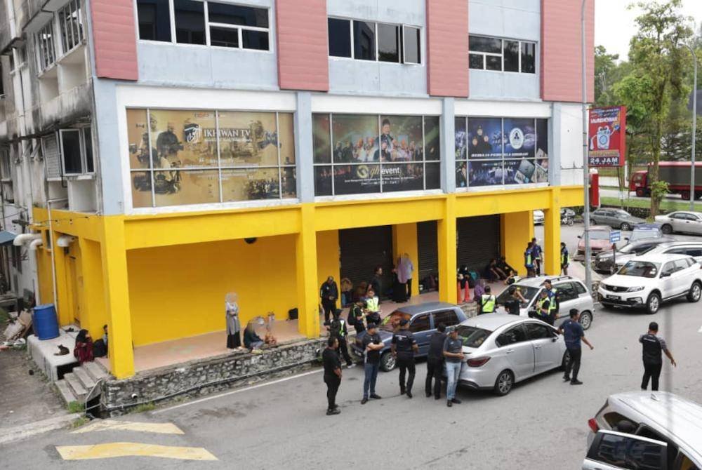 Antara individu yang dibawa ke IPK Selangor untuk tindakan lanjut.