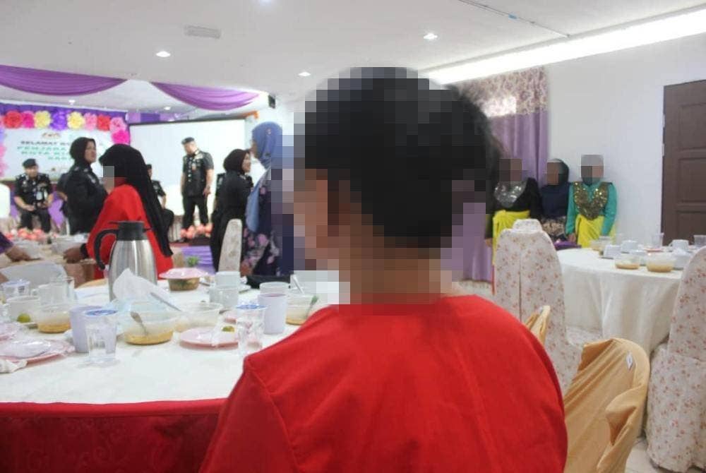 Jenny ketika ditemui pemberita selepas menerima hadiah pertandingan melukis pada Majlis Majlis Perasmian Penutupan Program Psiko Pendidikan Kaunseling Kerjaya Penghuni Penjara Wanita Peringkat Zon Sabah Tahun 2024 di Dewan Raflesia, Penjara Wanita Kota Kinabalu (PWKK).