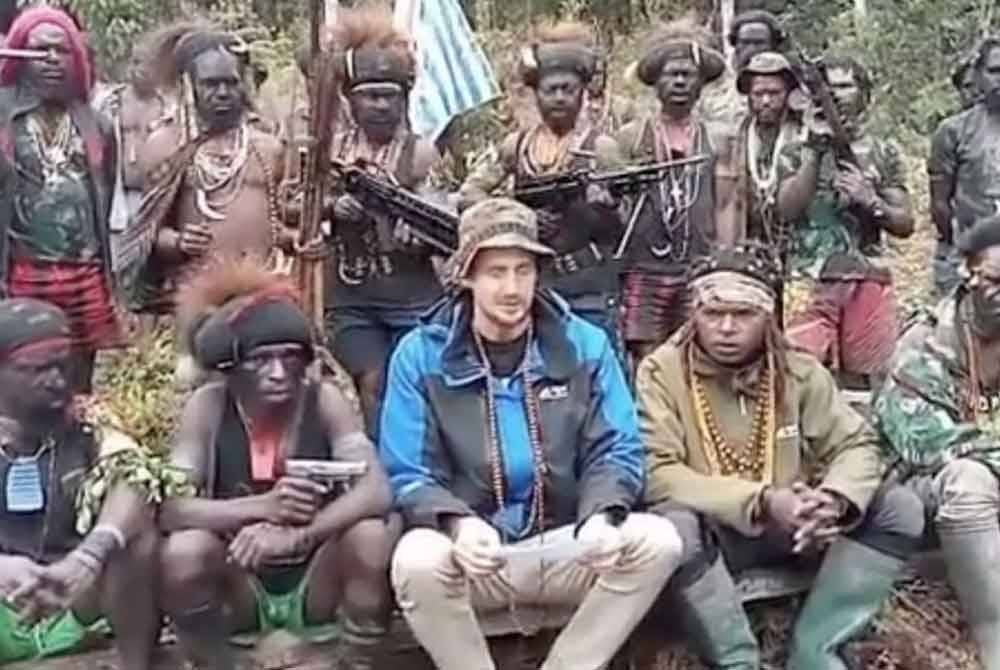 Juruterbang New Zealand, Philip Mehrtens membaca kenyataan yang disediakan oleh sekumpulan pemisah di Papua pada 10 Mac 2023. - Foto: The Jakarta Post/Twitter