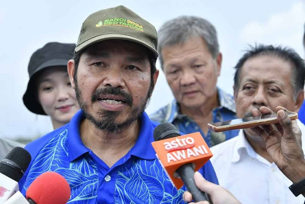 Mohd Uzir pada sidang akhbar di Pertubuhan Global Goodway (M) Sdn Bhd, di Sungai Nipah Farm pada Sabtu.