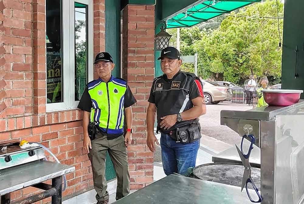 Rahmad (dua dari kiri) ketika serbuan yang dilakukan di kawasan Taman Krubong Perdana pada Sabtu.