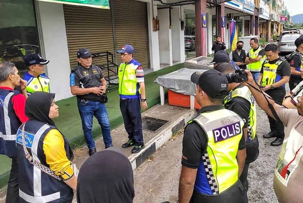 Rahmad (tengah) memberi taklimat kepada penguat kuasa ketika serbuan itu dilakukan di beberapa lokasi di negeri ini.