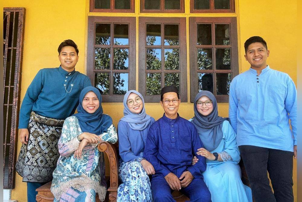 Sabari bergambar bersama anak-anak dan menantunya.