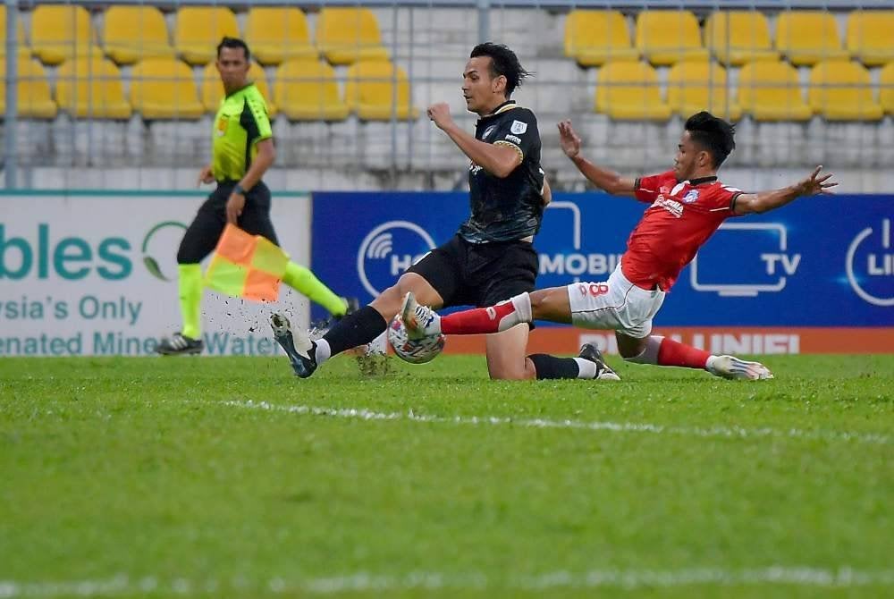 Pemain PDRM, Hadi Fayyadh Abdul Razak (kiri) diasak pemain Sabah, Muhammad Farhan Roslan pada perlawanan Liga Super di Stadium Selayang. Foto Bernama