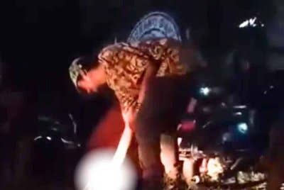 Gara-gara pertikaman lidah seorang lelaki dipukul sehingga matanya dicungkil dalam satu kejadian yang berlaku di Kabupaten Bogor, Jawa Barat pada Sabtu lalu.