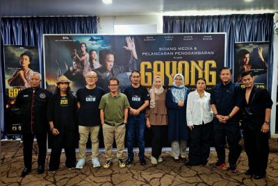 Individu-individu penting di sebalik pembikinan Gayong termasuk pengarah, Faizal Ishak (empat dari kiri), Penerbit Eksekutif, Khairul Anuar Latip (lima dari kiri) dan barisan pelakon Syafie, Beto serta Nabila Huda.