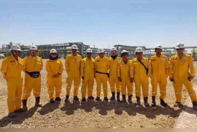 Pengurus Kanan Operasi Petronas Carigali Iraq Holding B.V. M Lazim (enam dari kiri) bersama rakan-rakan seperjuangan di loji Petronas di Iraq. Foto Bernama