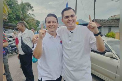 Muhamad Akmal (kanan) bersama calon BN, Syed Hussien di Taman Ilham pada Sabtu.