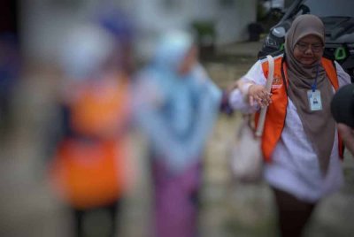 Isteri kedua CEO GISBH, warga emas, kanak-kanak dan bayi antara ditahan menerusi Op Global selepas kediaman mereka di Kampung Panji, di Kota Bharu diserbu pada Sabtu.