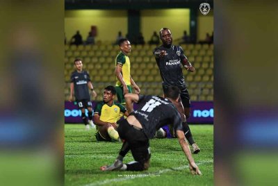 Kpah Sherman (kanan) menjaringkan gol penyamaan membantu Sri Pahang FC mengikat KDA FC 2-2 pada aksi Liga Super di Stadium Darul Aman pada malam Jumaat. Foto Sri Pahang FC