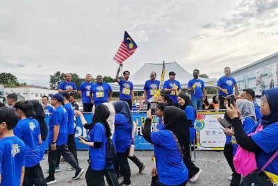 Adam dan Ahimmat (tengah) ketika membuat flag off peserta program Fun Run Festival OHMYDIN! di Mydin MITC, Ayer Keroh, di sini, pada Sabtu.