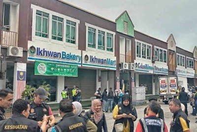 Sebahagian agensi penguat kuasa yang menyertai operasi serbuan itu di Krubong Perdana di sini, pada Sabtu.