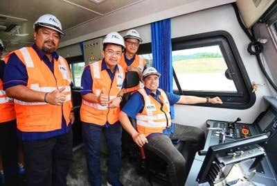 Shamsul (duduk) ketika menaiki salah satu Heavy Duty Rail Vehicles dalam lawatan kerjanya.
Pix kredit FB Shamsul Azri