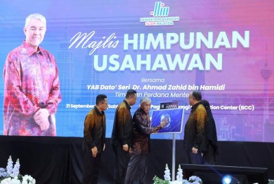 Timbalan Perdana Menteri merangkap Menteri Kemajuan Desa dan Wilayah (KKDW), Datuk Seri Dr Ahmad Zahid Hamidi (tiga dari kiri) menyentuh skrin simbolik perasmian pada Majlis Himpunan Usahawan di Pusat Konvensyen Bangi (BCC) pada Sabtu. Foto Bernama