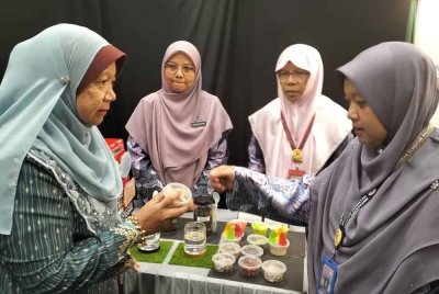 Dr Kasemani (kiri) melakukan lawatan di reruai Hari Keselamatan Makanan Sedunia 2024 Peringkat Negeri Terengganu.
