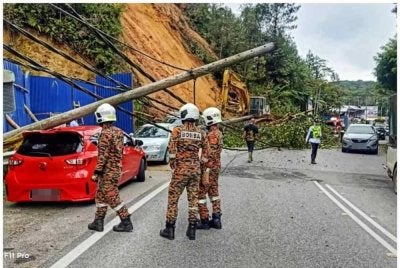 Kejadian tanah runtuh di Jalan Besar Brinchang, KM67 berhampiran Agro Market dekat Cameron Highlands pada Sabtu. Foto Ihsan PDRM