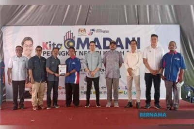 Dr Taufik (tengah) ketika merasmikan Karnival Kita Madani Peringkat Negeri Kedah di Dataran Bandar Perdana Sungai Petani dekat sini hari ini. Foto Bernama