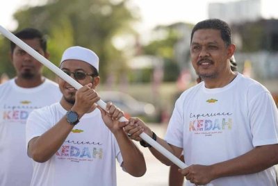 Radhi Mat Din (kanan) menyangkal dakwaan kononnya kerajaan negeri mengambil sikap lepas tangan dan tidak membantu KDA FC.